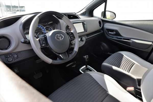Toyota YARIS HYBRIDE 100H COLLECTION E-CVT