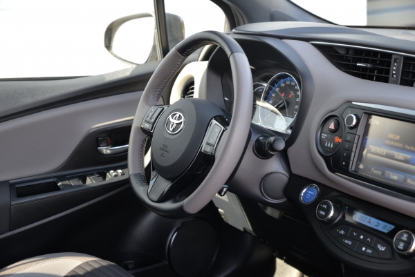 Toyota YARIS HYBRIDE 100H COLLECTION E-CVT